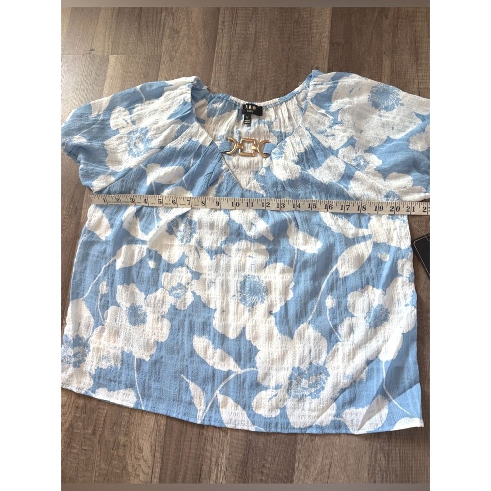 A.U.W. LA/NY Women's Blue White Floral V-Neck Blouse Gold Link Detail Medium NEW - Picture 10 of 12